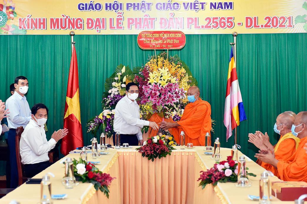 Thủ tướng tặng hoa chúc mừng chư tôn giáo phẩm, Tăng Ni, Phật tử TP.Cần Thơ nhân dịp Đại lễ Phật đản Phật lịch 2565 - Ảnh: VGP/Nhật Bắc Thủ tướng tặng hoa chúc mừng chư tôn giáo phẩm, Tăng Ni, Phật tử TP.Cần Thơ nhân dịp Đại lễ Phật đản Phật lịch 2565 - Ảnh: VGP/Nhật Bắc