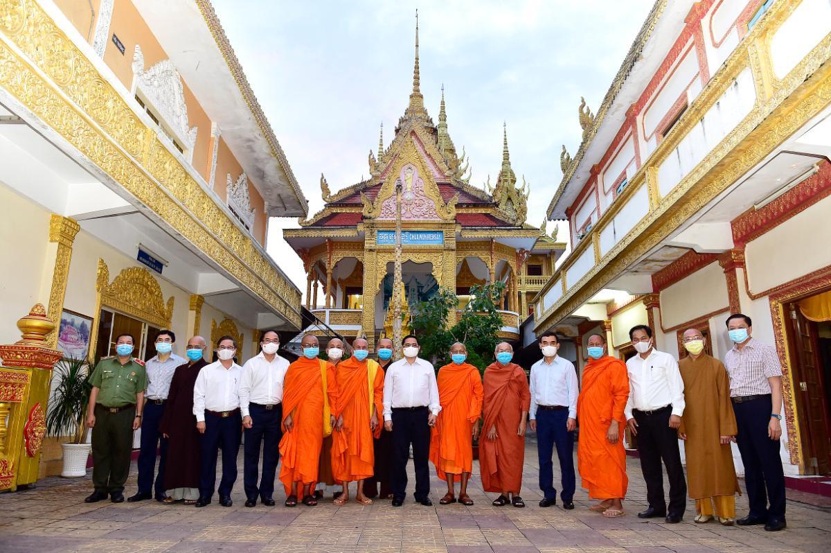 Thủ tướng và lãnh đạo TP.Cần Thơ chụp ảnh với Ban Trị sự Phật giáo TP.Cần Thơ - Ảnh: VGP/Nhật Bắc Thủ tướng và lãnh đạo TP.Cần Thơ chụp ảnh với Ban Trị sự Phật giáo TP.Cần Thơ - Ảnh: VGP/Nhật Bắc