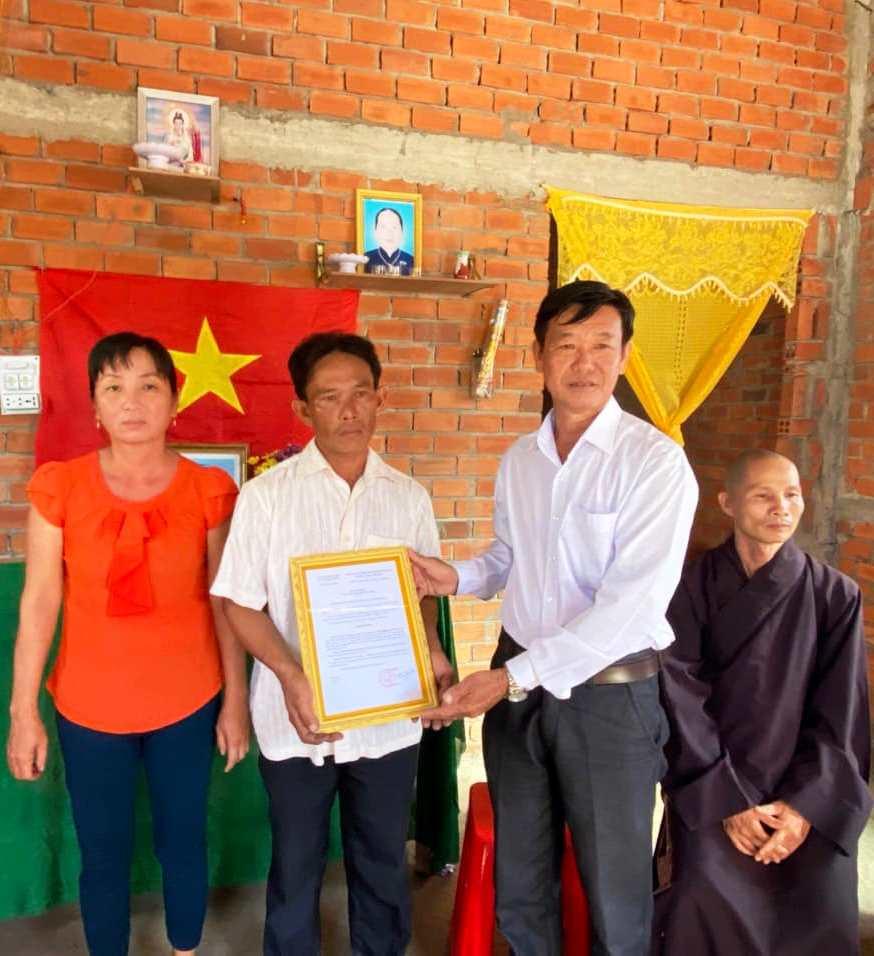 Gia đình ông Phạm Văn Tiền xúc động khi nhận nhà mới Gia đình ông Phạm Văn Tiền xúc động khi nhận nhà mới