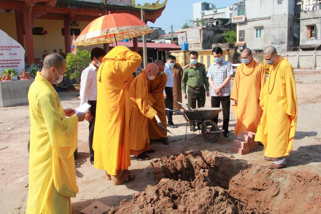 Hòa thượng Thích Thanh Dục cùng chư Tăng làm lễ đặt đá Hòa thượng Thích Thanh Dục cùng chư Tăng làm lễ đặt đá