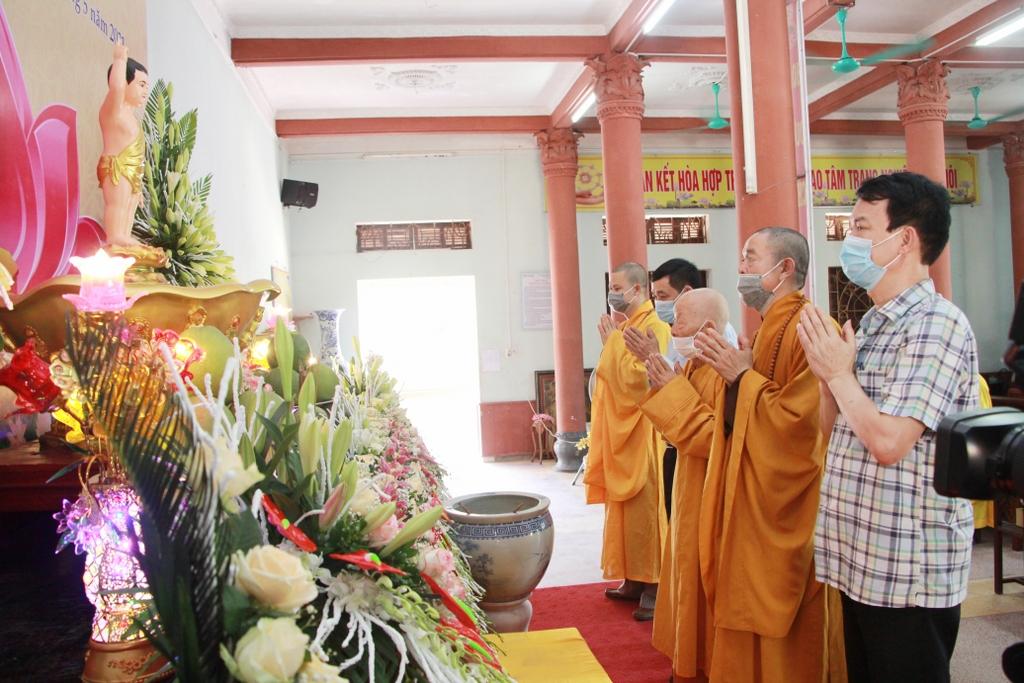 Chư tôn đức niêm hương cúng dường Chư tôn đức niêm hương cúng dường