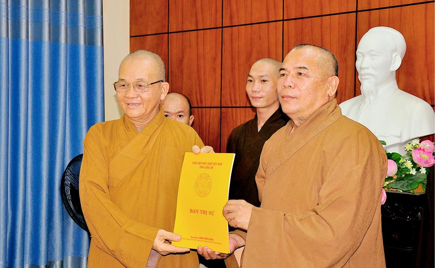 Trao quyết định bổ nhiệm nhân sự Ban Trị sự Phật giáo huyện Đức Huệ Trao quyết định bổ nhiệm nhân sự Ban Trị sự Phật giáo huyện Đức Huệ