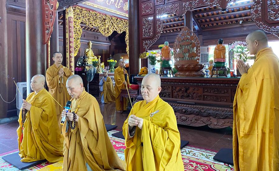 Chư tôn đức niêm hương Chư tôn đức niêm hương