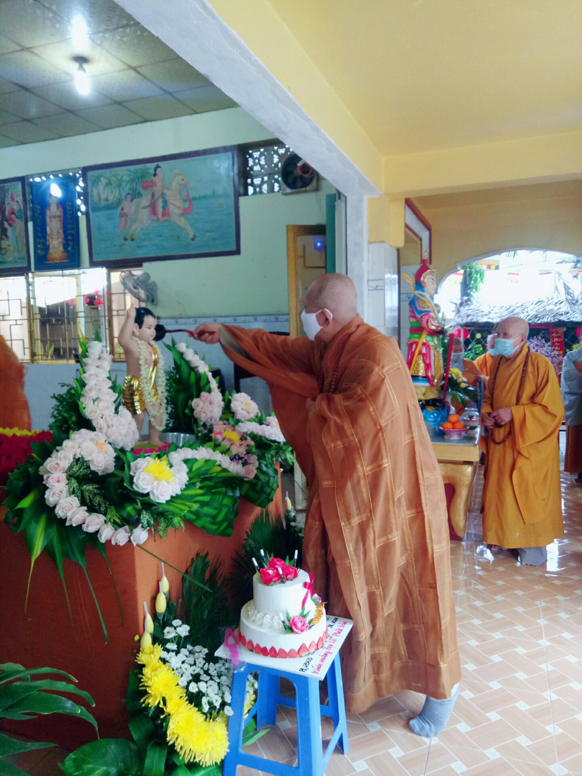 Thượng tọa Thích Giác Huệ cử hành nghi thức Tắm Phật