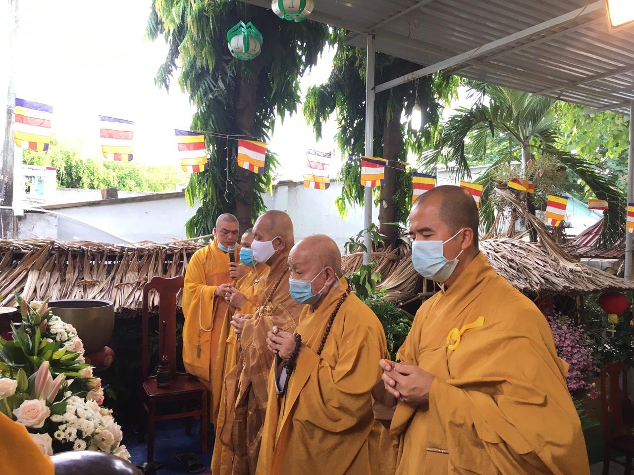 Chư tôn đức niêm hương cử hành khóa lễ