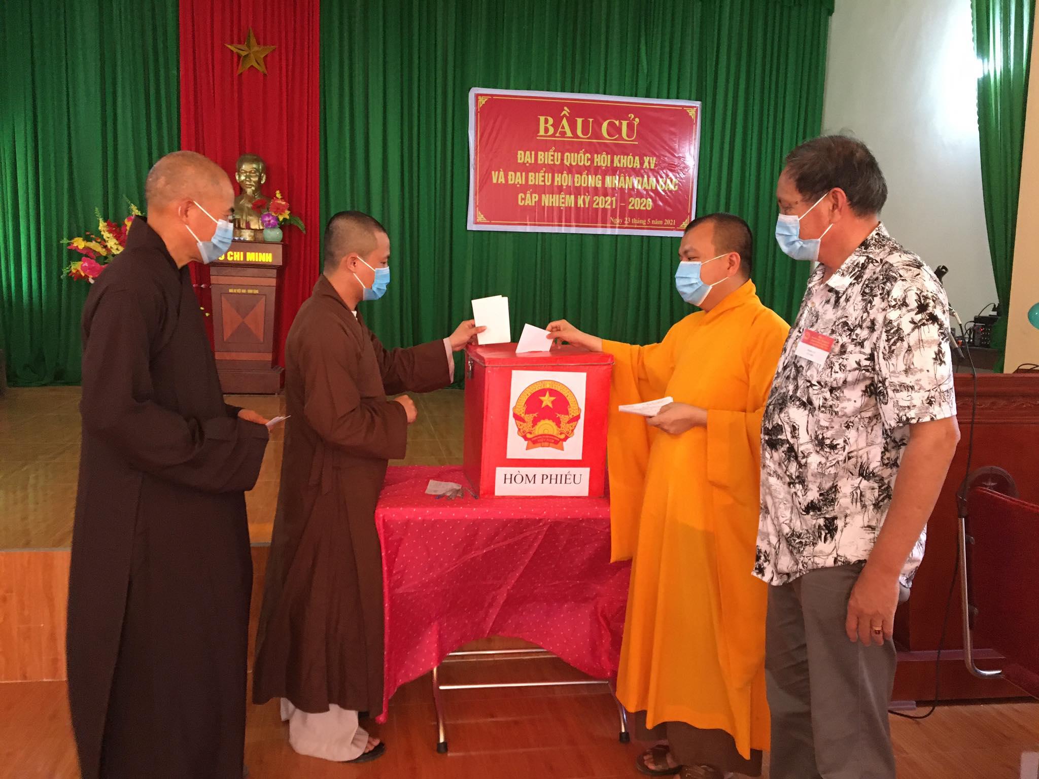 Chư Tăng chùa An Thái bỏ phiếu bầu cử tại đơn vị bầu cử số 2 xã Quỳnh Long (huyện Quỳnh Lưu) Chư Tăng chùa An Thái bỏ phiếu bầu cử tại đơn vị bầu cử số 2 xã Quỳnh Long (huyện Quỳnh Lưu)