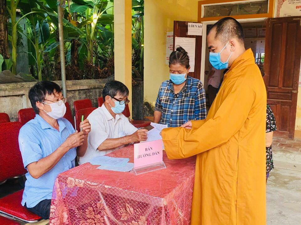 Đại đức Thích Thiền Tuệ, Trưởng ban Trị sự GHPGVN huyện Nam Đàn đi bầu cử Đại đức Thích Thiền Tuệ, Trưởng ban Trị sự GHPGVN huyện Nam Đàn đi bầu cử