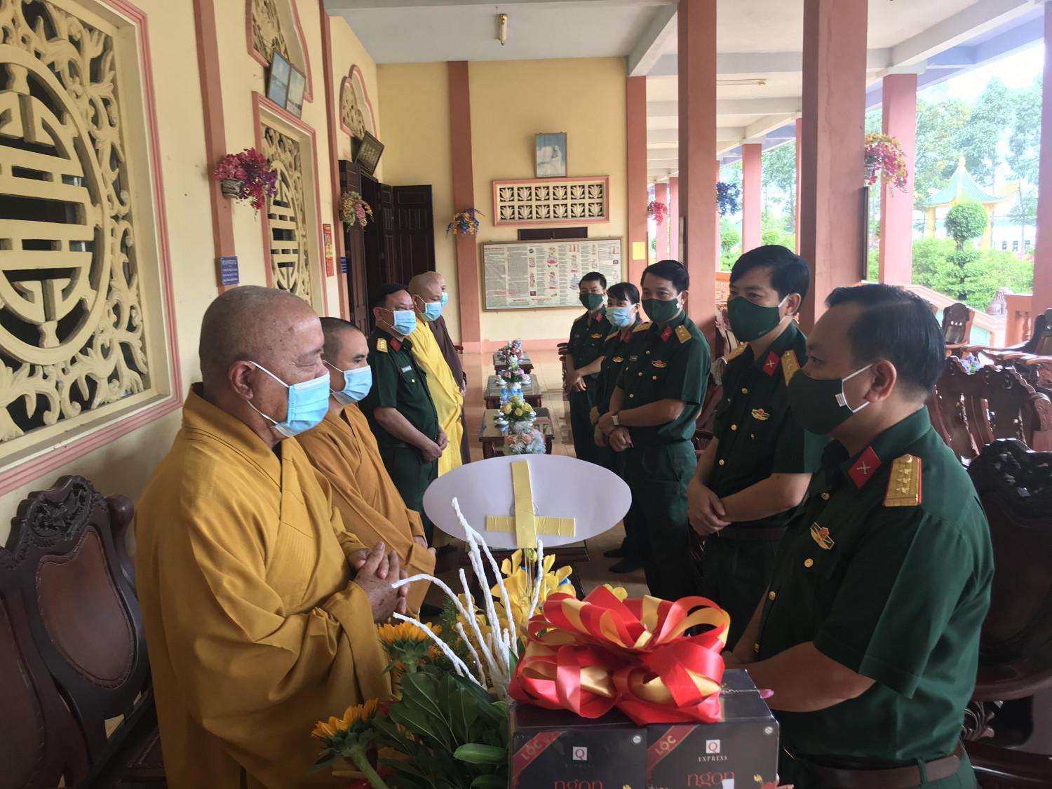 Ông Nguyễn Thành Trung thay mặt đoàn chúc mừng Phật đản Ông Nguyễn Thành Trung thay mặt đoàn chúc mừng Phật đản