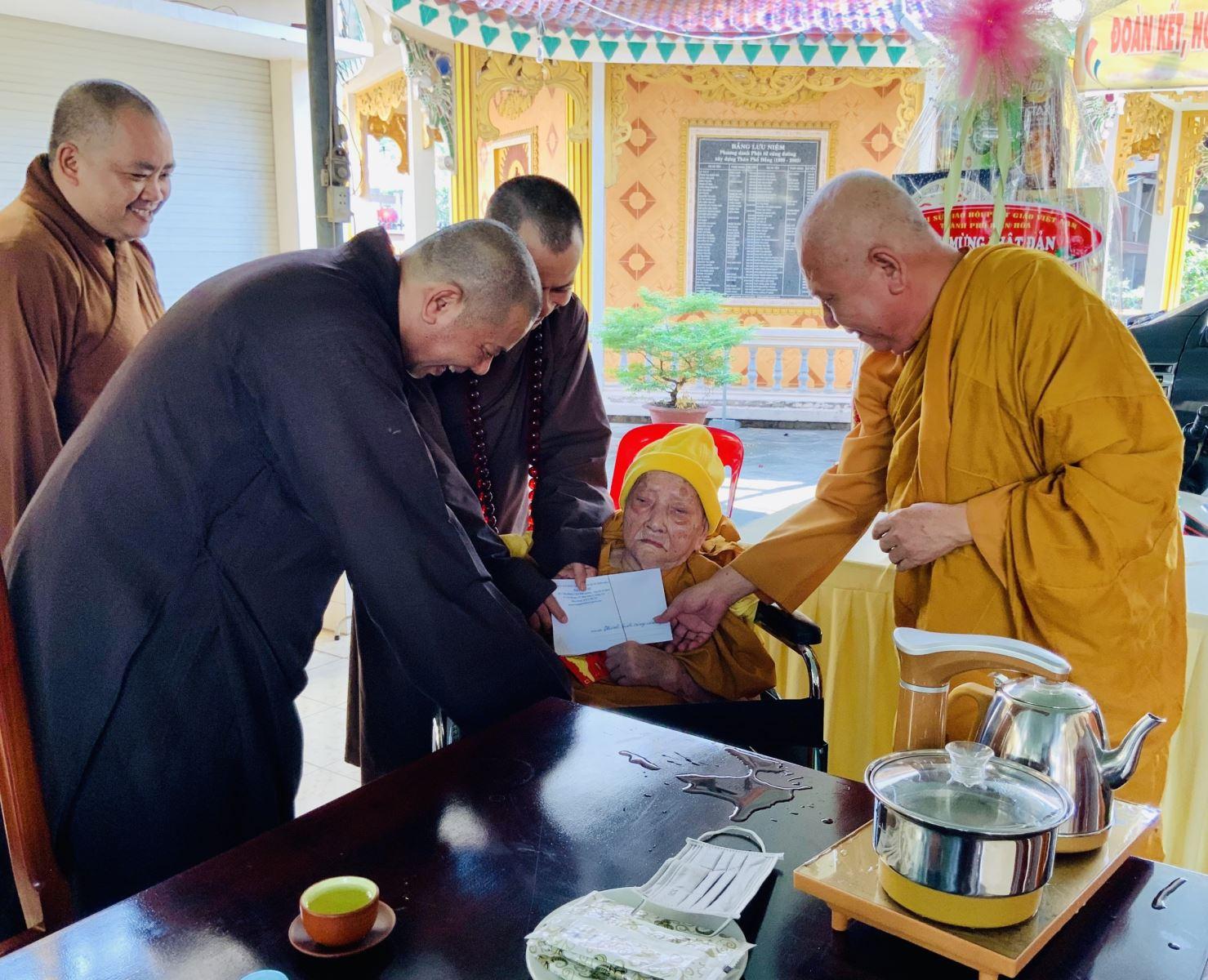 Đại diện Ban Trị sự Phật giáo Biên Hòa cúng dường Sư bà Thích nữ Nhẫn Liên