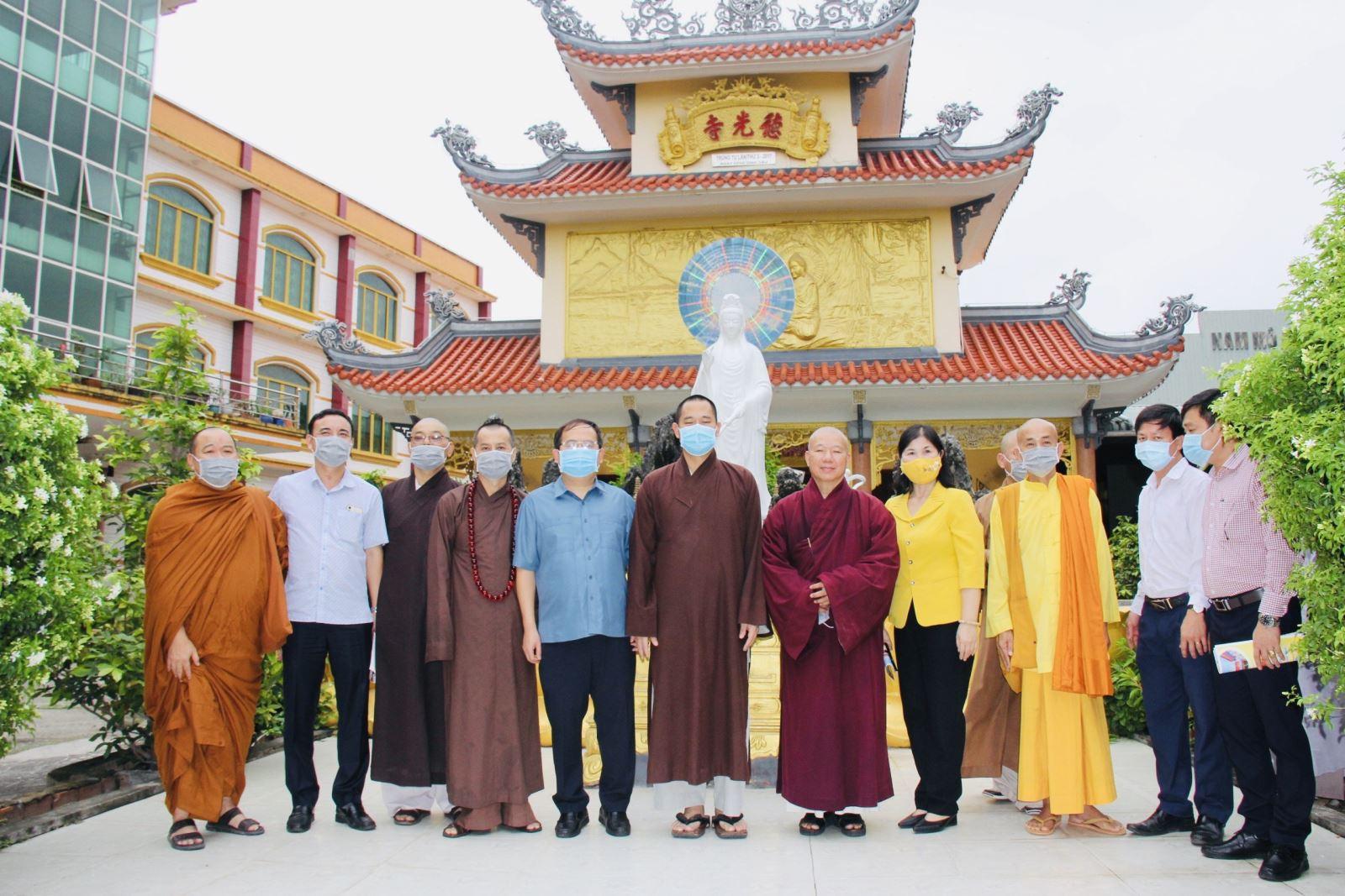 Phái đoàn lãnh đạo tỉnh chụp ảnh lưu niệm với Ban Trị sự Phật giáo TP.Biên Hòa