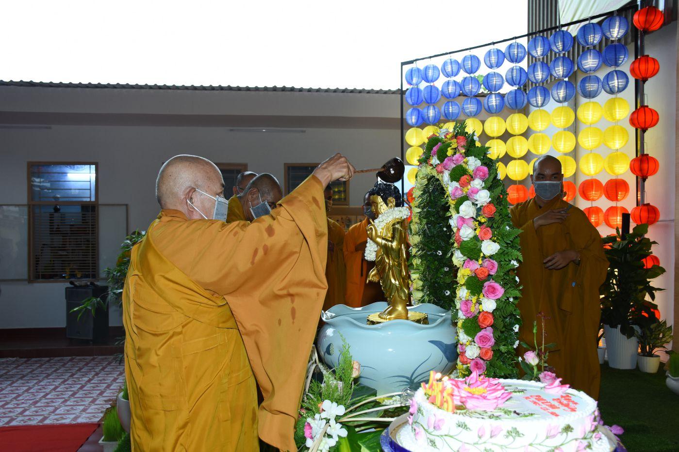 Chư Tăng chùa Phước Ân thực hiện nghi thức Tắm Phật Chư Tăng chùa Phước Ân thực hiện nghi thức Tắm Phật