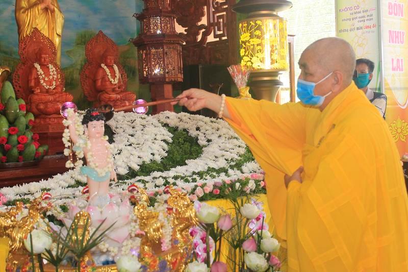 Chư tôn đức thực hiện nghi thức Tắm Phật Chư tôn đức thực hiện nghi thức Tắm Phật