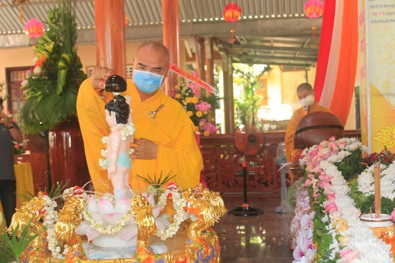 Thượng tọa Thích Tĩnh Triệt thực hiện nghi thức Tắm Phật Thượng tọa Thích Tĩnh Triệt thực hiện nghi thức Tắm Phật