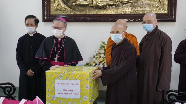 Tòa Tổng Giám mục thăm, chúc mừng Phật đản Tòa Tổng Giám mục thăm, chúc mừng Phật đản