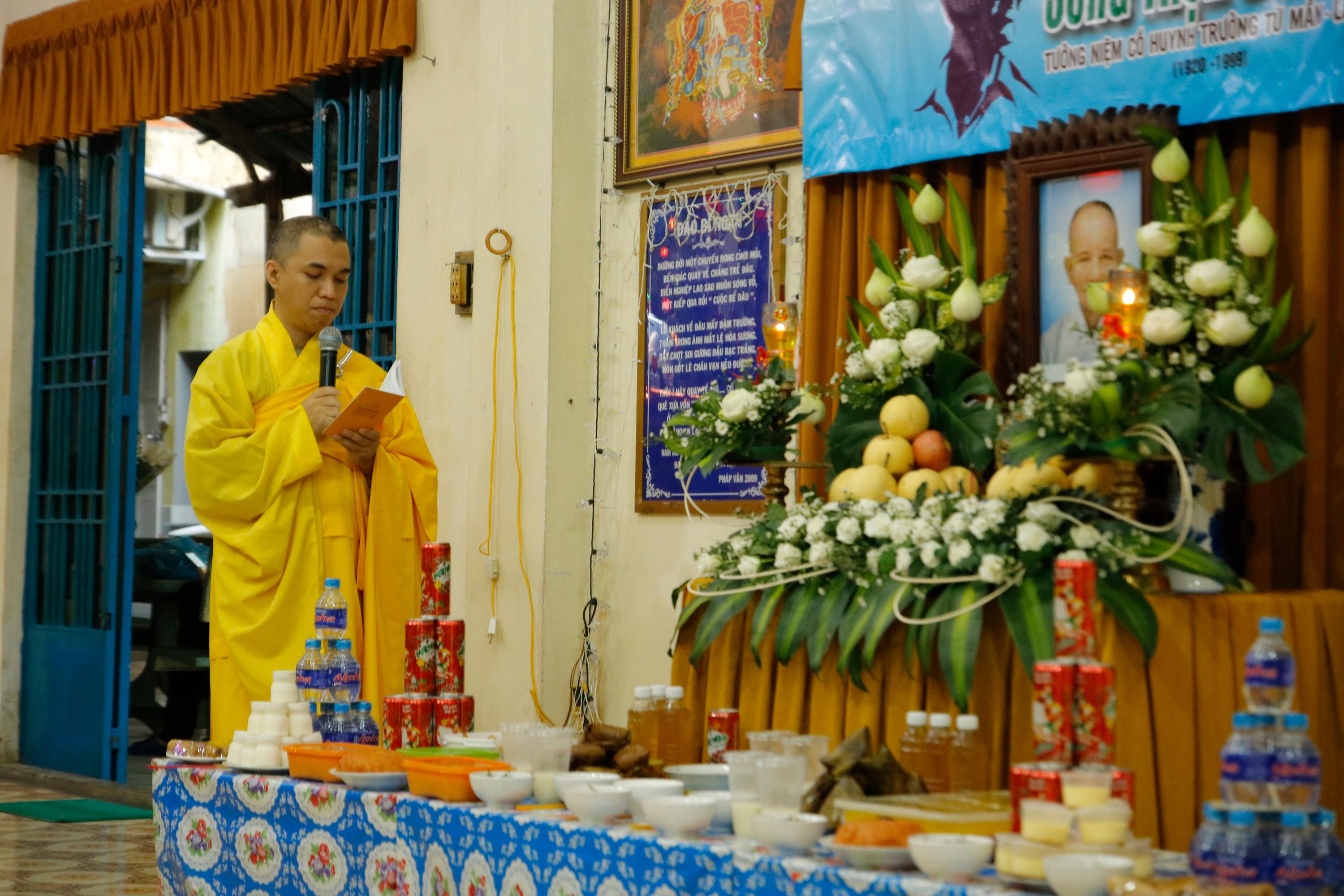 Chư Tăng chùa Pháp Vân thực hiện nghi thức tưởng niệm Chư Tăng chùa Pháp Vân thực hiện nghi thức tưởng niệm