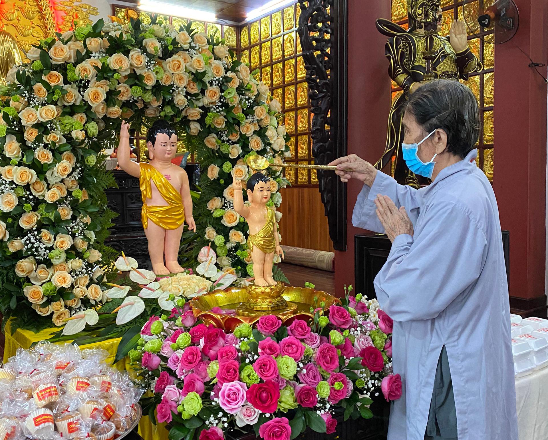 Phật tử chí thành thực hiện nghi thức Tắm Phật tại chùa Long Phước