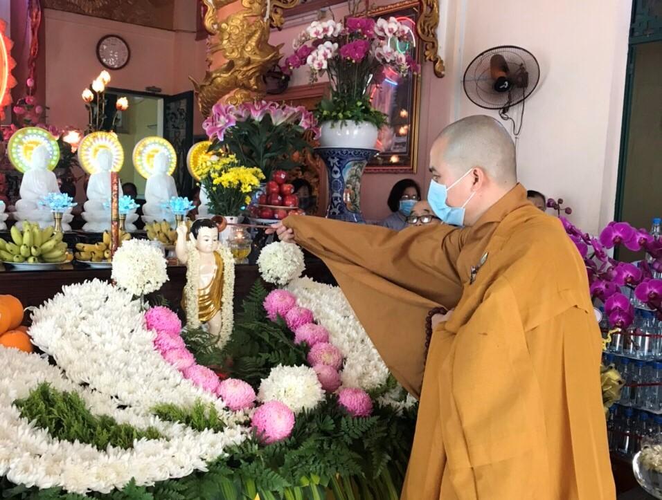 Lễ Tắm Phật tại chánh điện chùa Minh Hòa