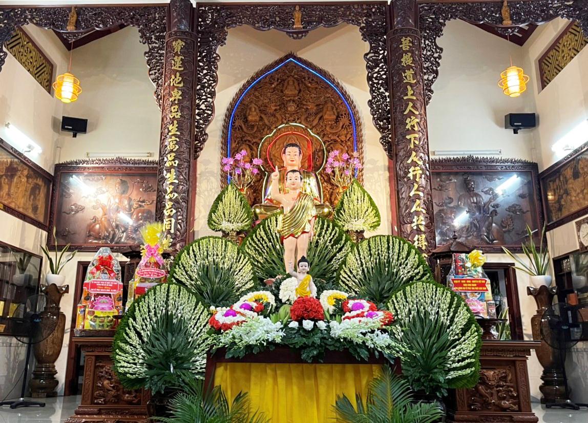 Bàn trang trí Đức Phật đản sinh tại chùa Bồ Đề