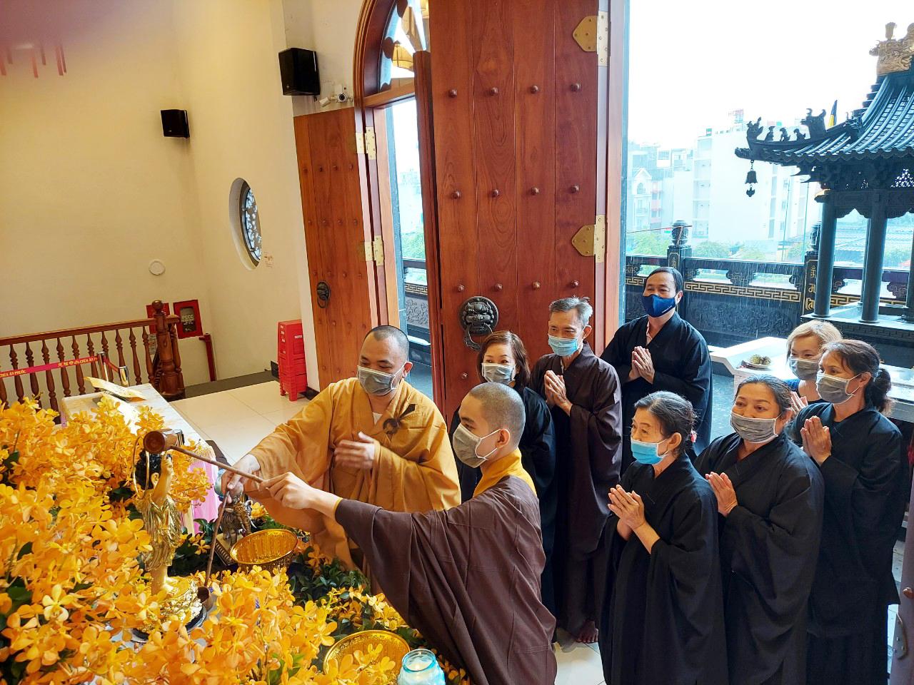 Chư Tăng và Phật tử chùa Ân Phước làm lễ Tắm Phật