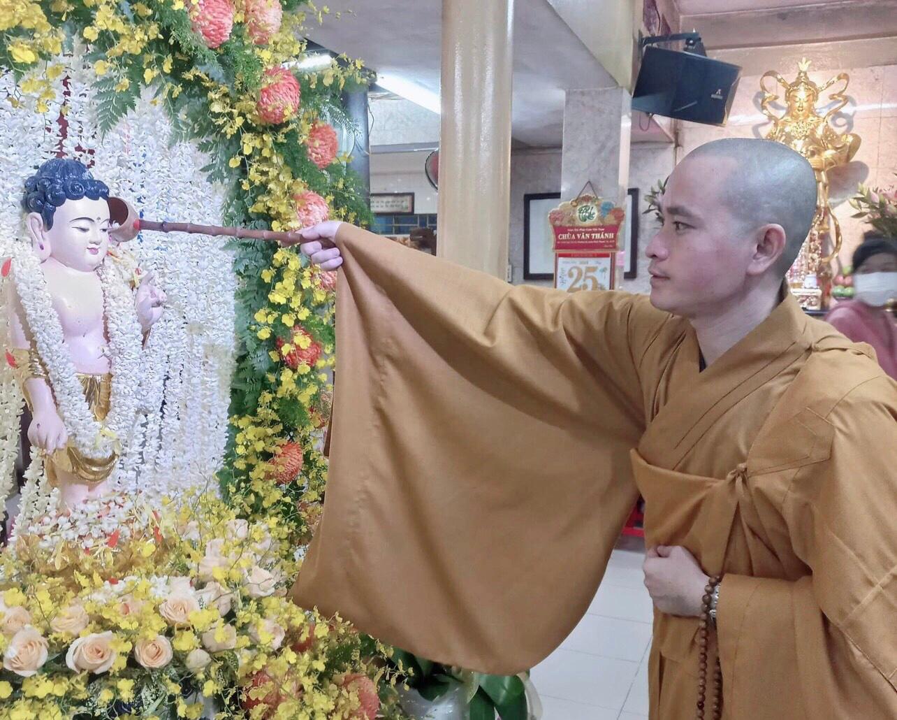 Lễ Tắm Phật tại chánh điện chùa Văn Thánh