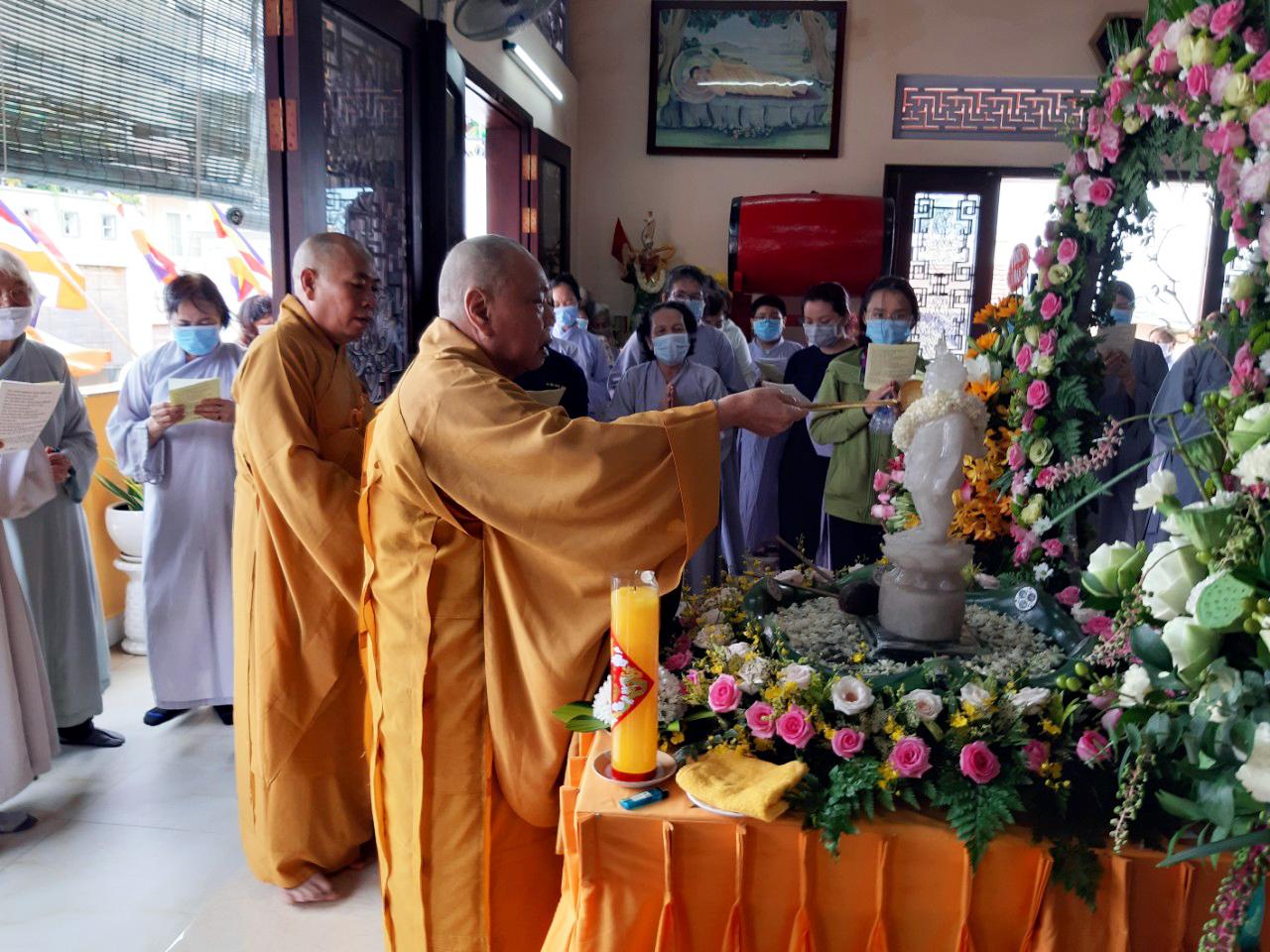 Hòa thượng Thích Thiện Pháp cử hành nghi thức Mộc dục tại chùa Phước Thành