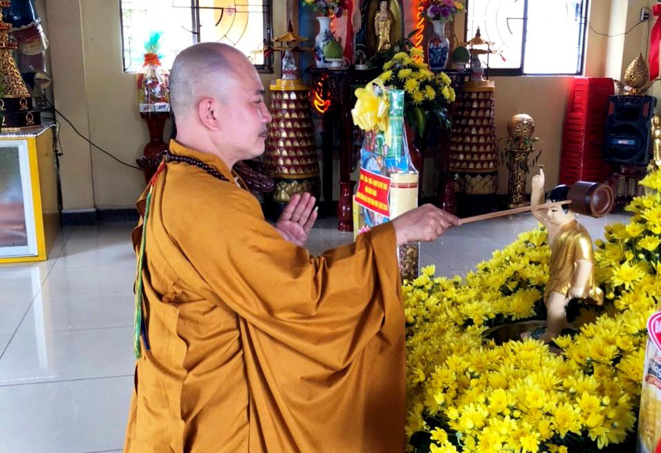 Lễ Mộc dục tại chùa Bảo Quang