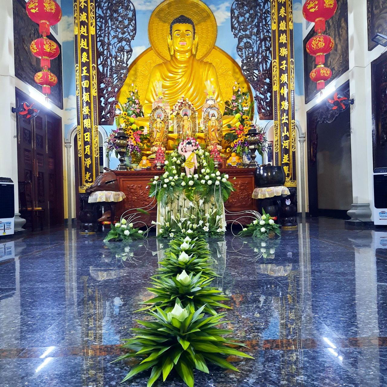 Bàn trang trí Đức Phật đản sinh tại chánh điện chùa Bảo Vân