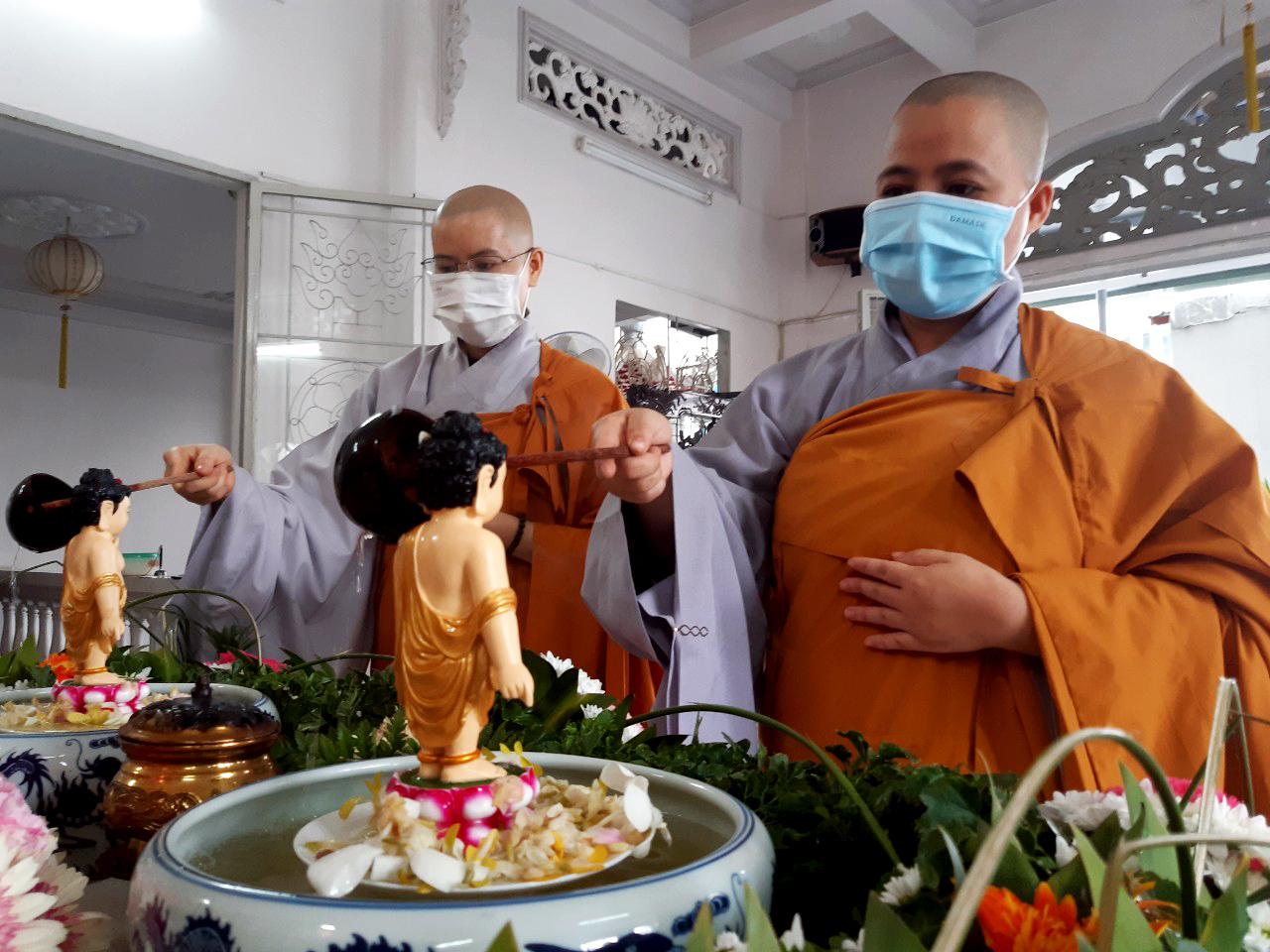 Chư Ni chùa Vạn Hạnh thành kính thực hiện Tắm Phật