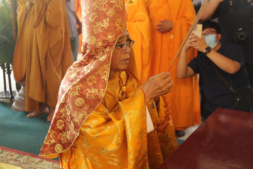 Hòa thượng chứng minh niêm hương cử hành đại lễ Hòa thượng chứng minh niêm hương cử hành đại lễ