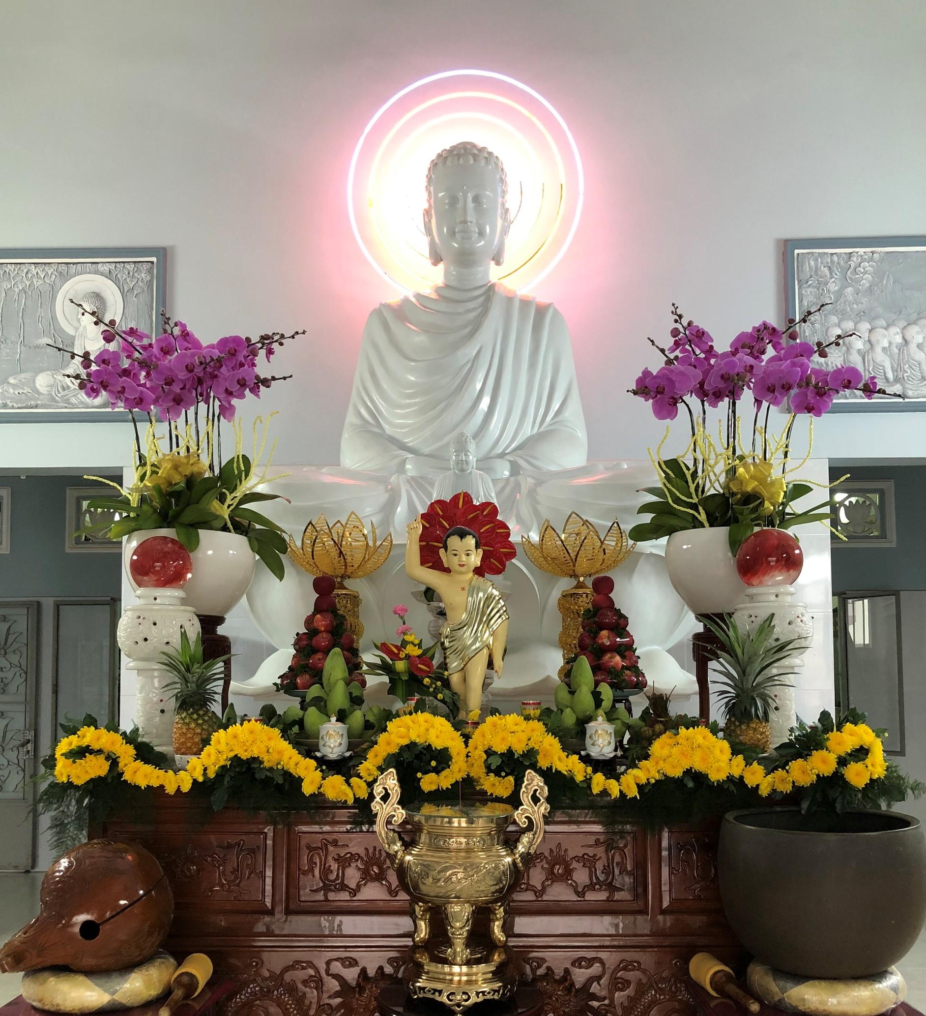 Tôn tượng Đức Phật sơ sinh tại chùa Bát Nhã