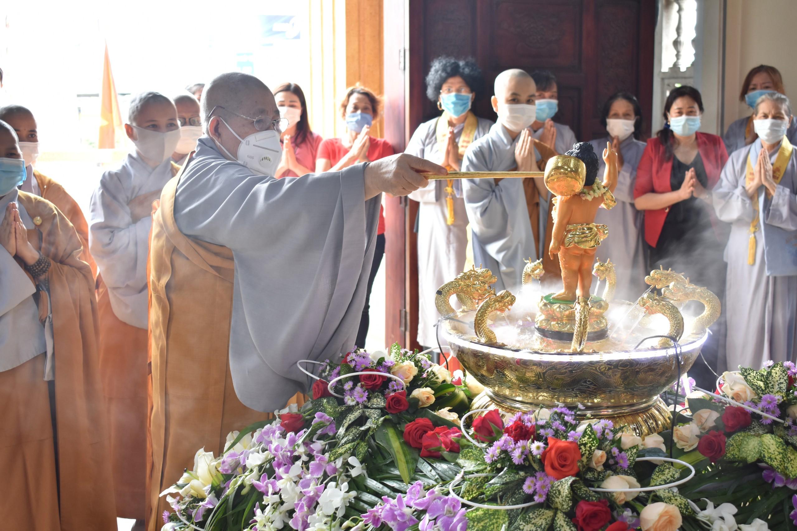 Chư Ni chùa Phước Viên thực hiện nghi thức Tắm Phật theo truyền thống