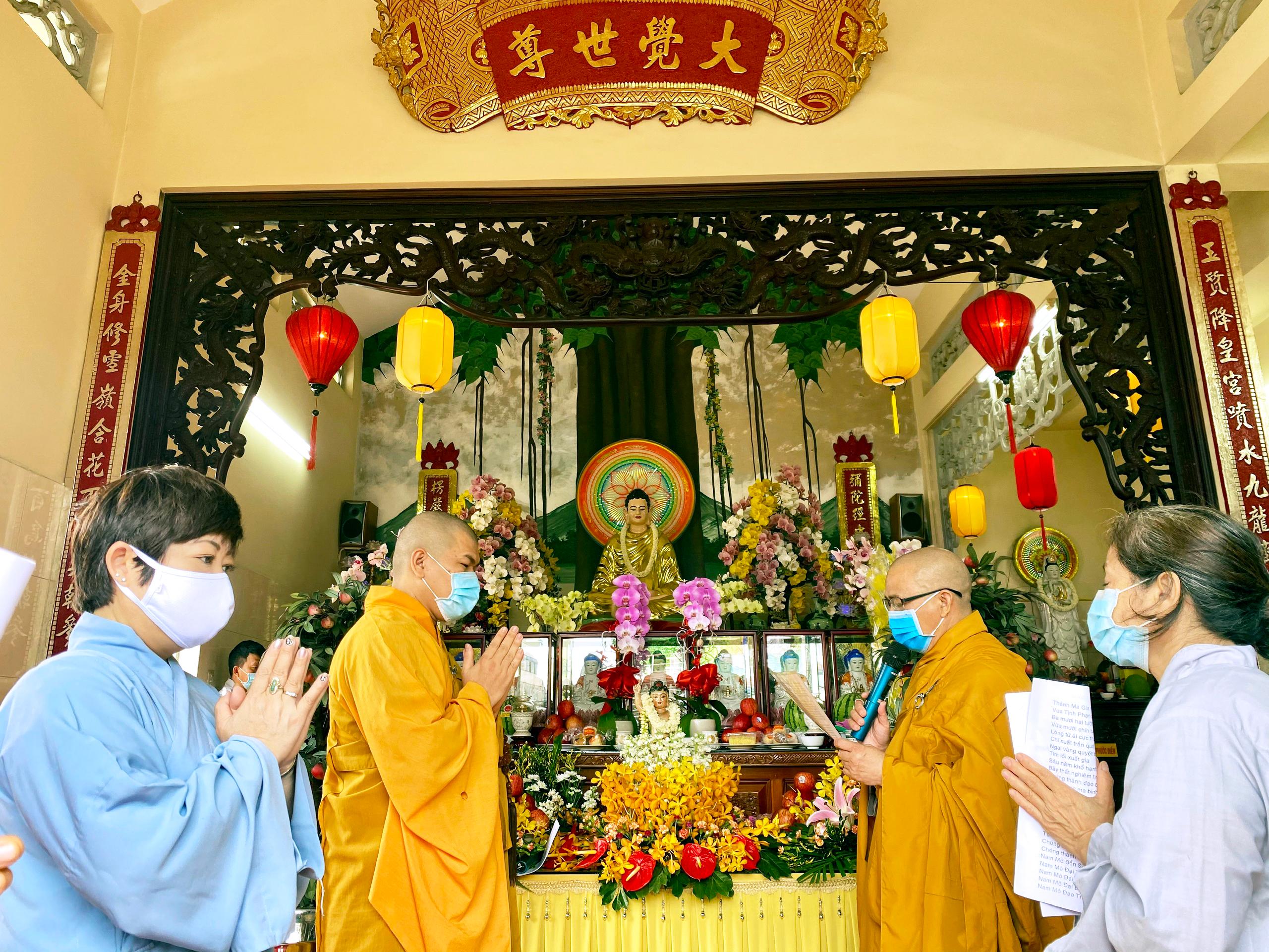 Thượng tọa Thích Tâm Chơn tuyên đọc Thông điệp Đại lễ Phật đản của Đức Pháp chủ GHPGVN tại tịnh xá Đại Giác