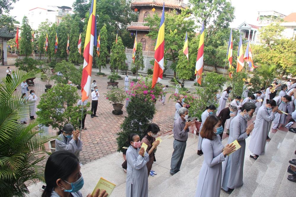 Phật tử tham dự chấp hành khuyến cáo 5K của Bộ Y tế Phật tử tham dự chấp hành khuyến cáo 5K của Bộ Y tế