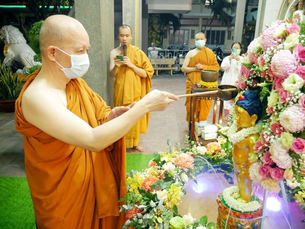 Chư Tăng tịnh xá Trung Tâm thực hiên nghi thức Tắm Phật