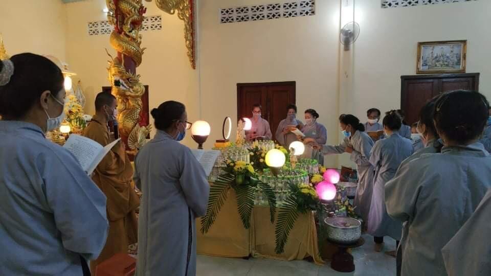 Phật tử thực hiện nghi thức Tắm Phật Phật tử thực hiện nghi thức Tắm Phật