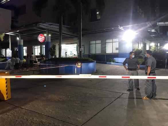 Đường vào khoa khám bệnh của Bệnh viện nhân dân Gia định được giăng dây khoanh vùng tối 26-5 - Ảnh: Lê Phan Đường vào khoa khám bệnh của Bệnh viện nhân dân Gia định được giăng dây khoanh vùng tối 26-5 - Ảnh: Lê Phan