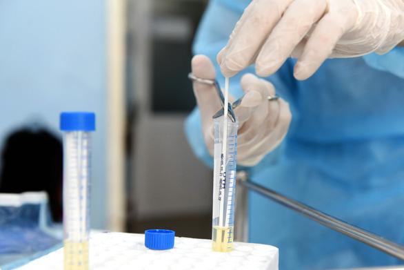 Nhân viên y tế lấy mẫu xét nghiệm Nhân viên y tế lấy mẫu xét nghiệm