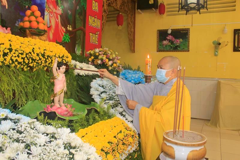 Chư Ni thực hiện nghi thức Tắm Phật Chư Ni thực hiện nghi thức Tắm Phật