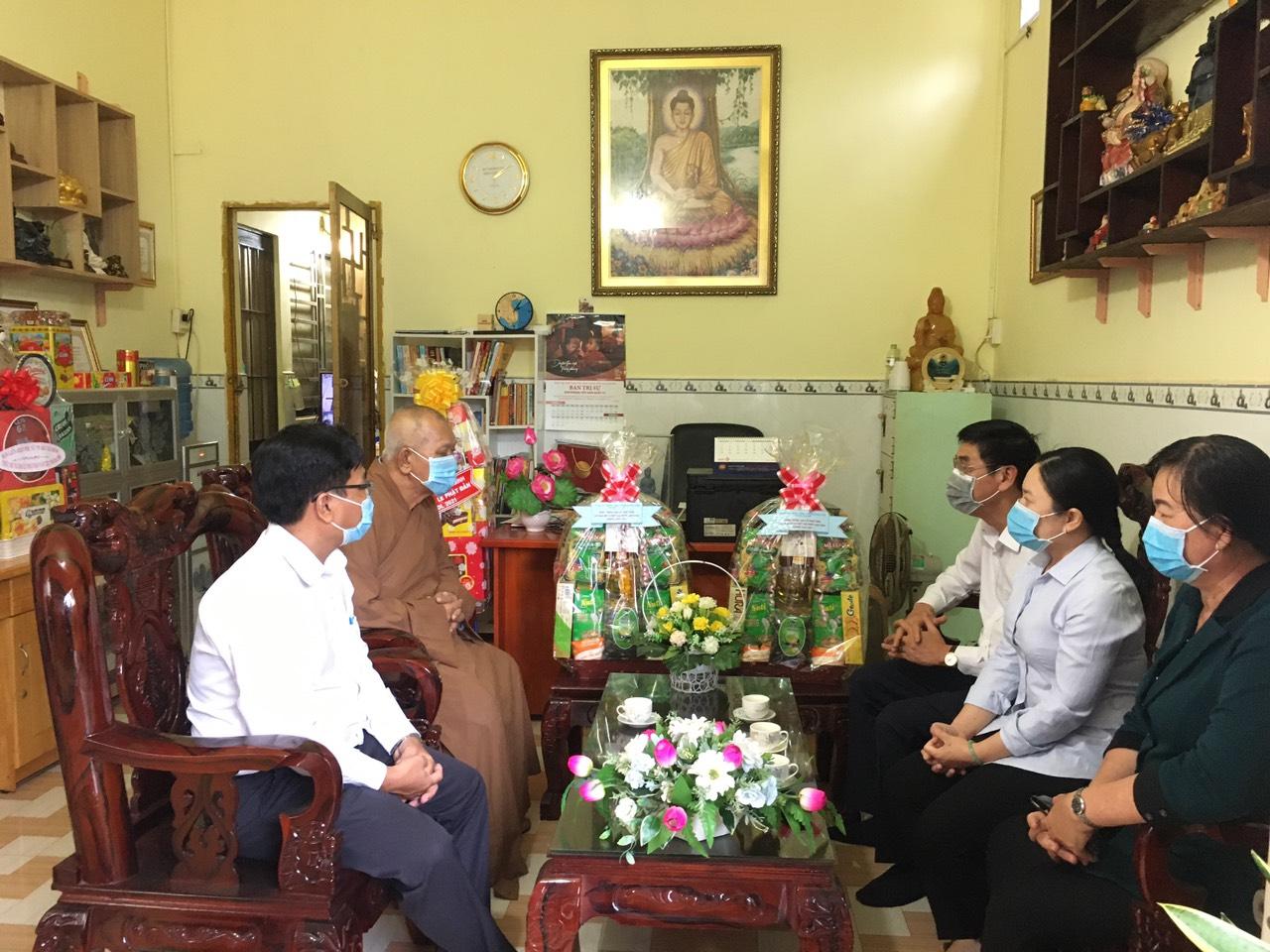 Thượng tọa Thích Giác Huệ tiếp đoàn của Bí thư Huyện ủy huyện Cần Giờ Thượng tọa Thích Giác Huệ tiếp đoàn của Bí thư Huyện ủy huyện Cần Giờ