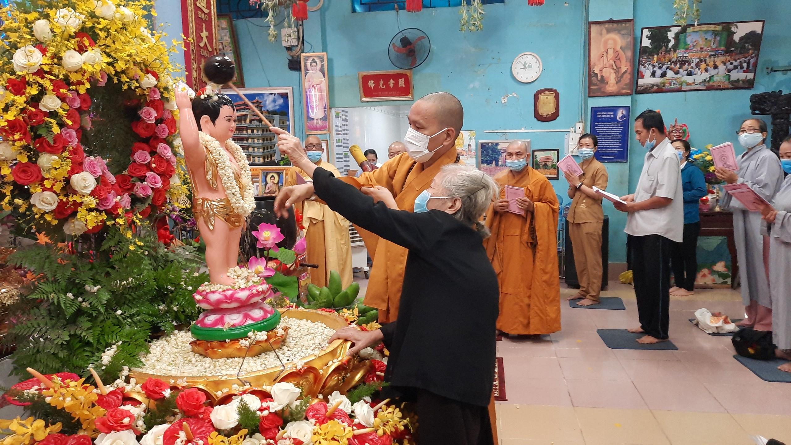 Chư Tăng chùa Linh Quang hướng dẫn Phật tử thực hiện nghi thức Tắm Phật