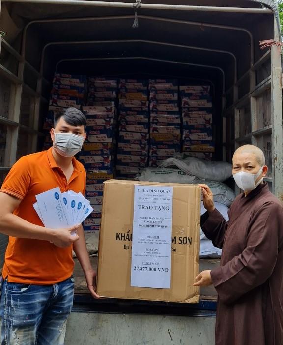 Ni sư trụ trì Thích nữ Tịnh Quán trao quà đến đơn vị tiếp nhận