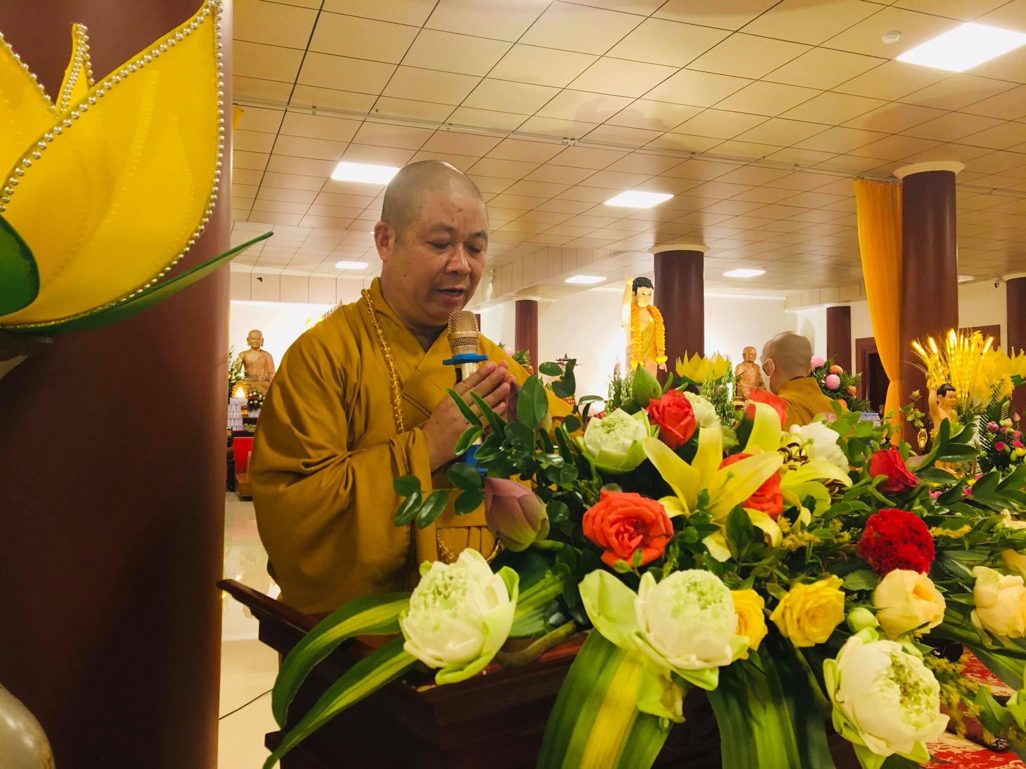 Thượng tọa Thích Thọ Lạc tuyên đọc Thông điệp Phật đản của Đức Pháp chủ GHPGVN