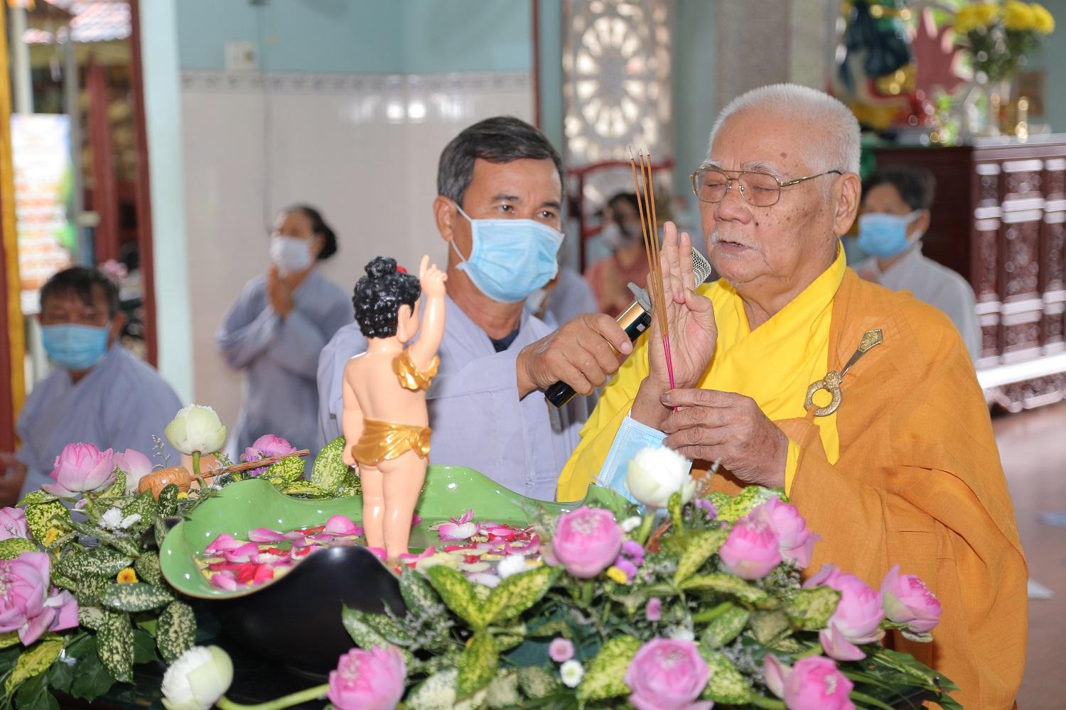 Viện chủ chùa Chánh Thiên niêm hương bạch Phật Viện chủ chùa Chánh Thiên niêm hương bạch Phật