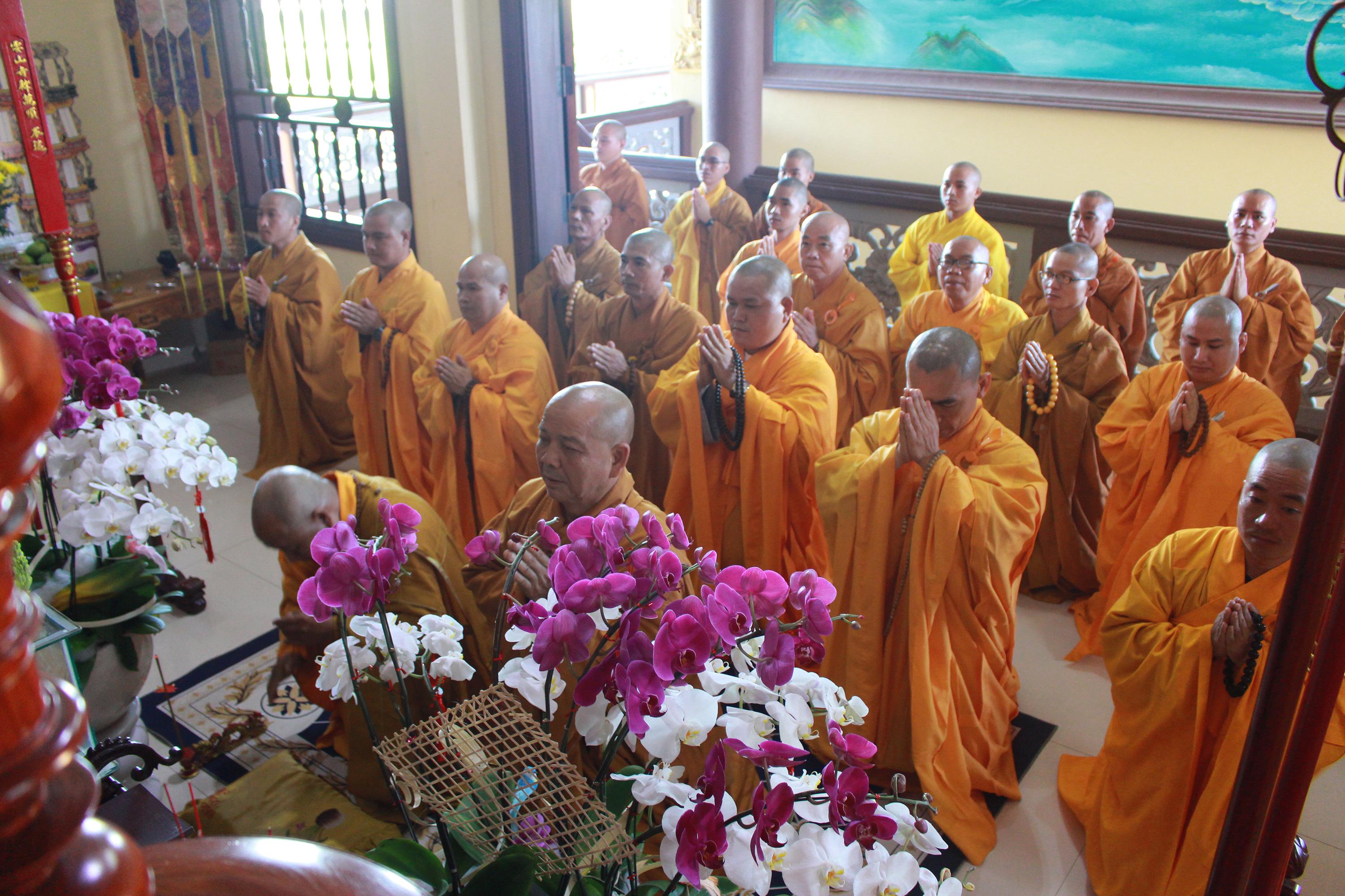 Chư Tăng đảnh lễ Tổ sư Chư Tăng đảnh lễ Tổ sư