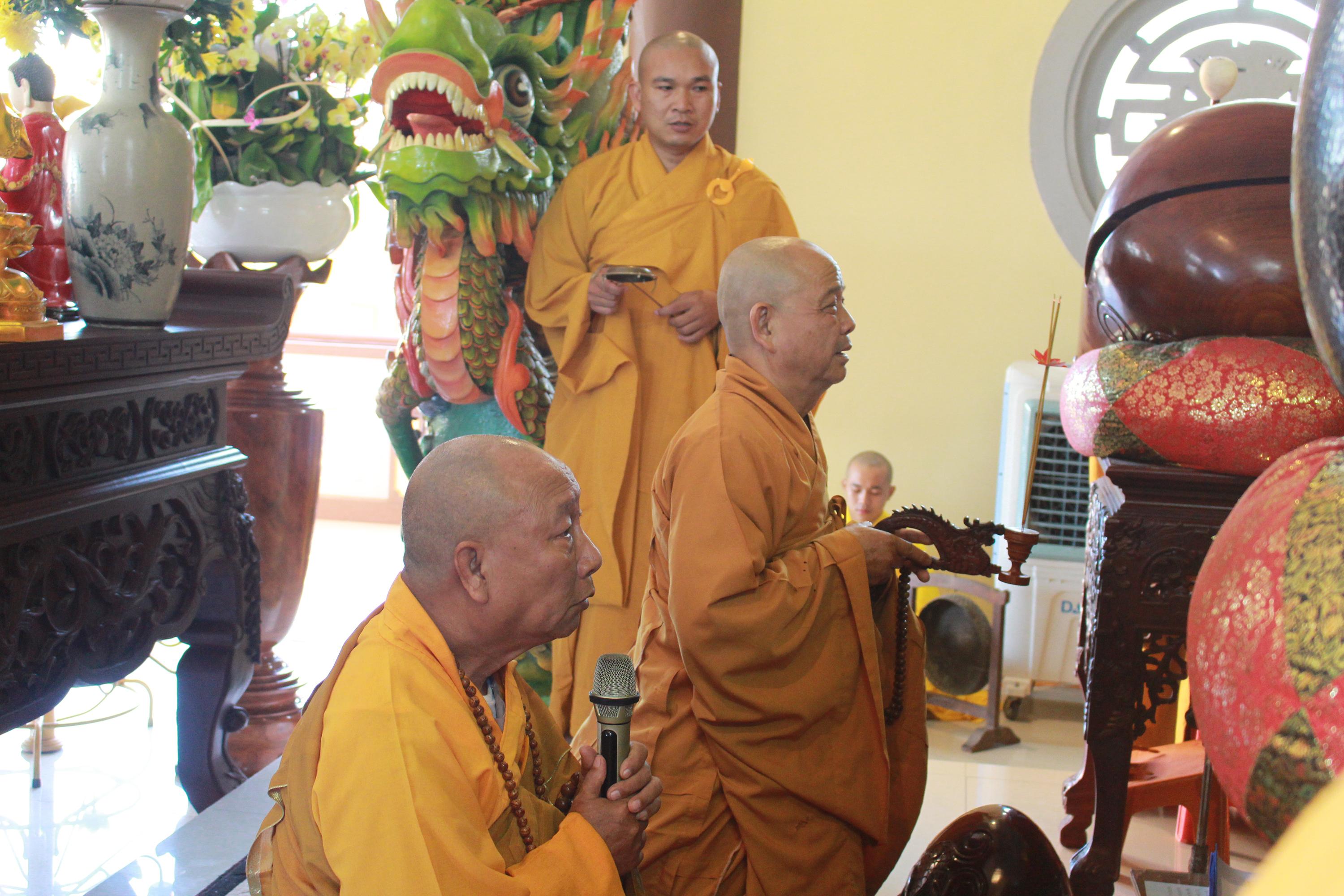 Chư tôn đức Hòa thượng niêm hương bạch Phật Chư tôn đức Hòa thượng niêm hương bạch Phật