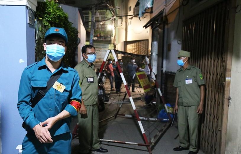 Khu vực gần nơi sinh hoạt của giáo phái truyền giáo Phục hưng bị cơ quan chức năng phong tỏa khuya 26-5 - Ảnh: Đình Văn Khu vực gần nơi sinh hoạt của giáo phái truyền giáo Phục hưng bị cơ quan chức năng phong tỏa khuya 26-5 - Ảnh: Đình Văn