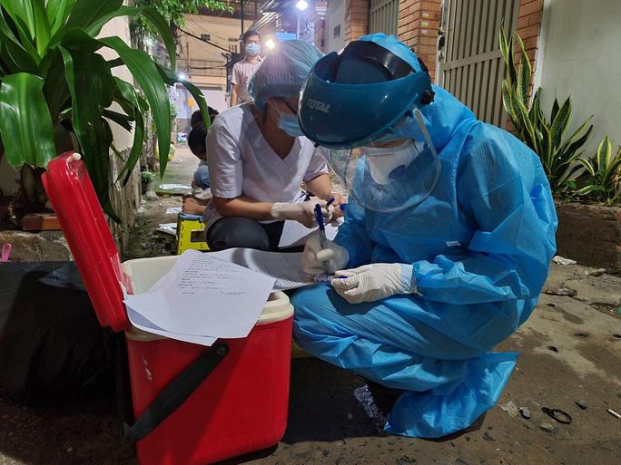 Nhân viên y tế lấy mẫu xét nghiệm SARS-CoV-2 tại quận Gò Vấp