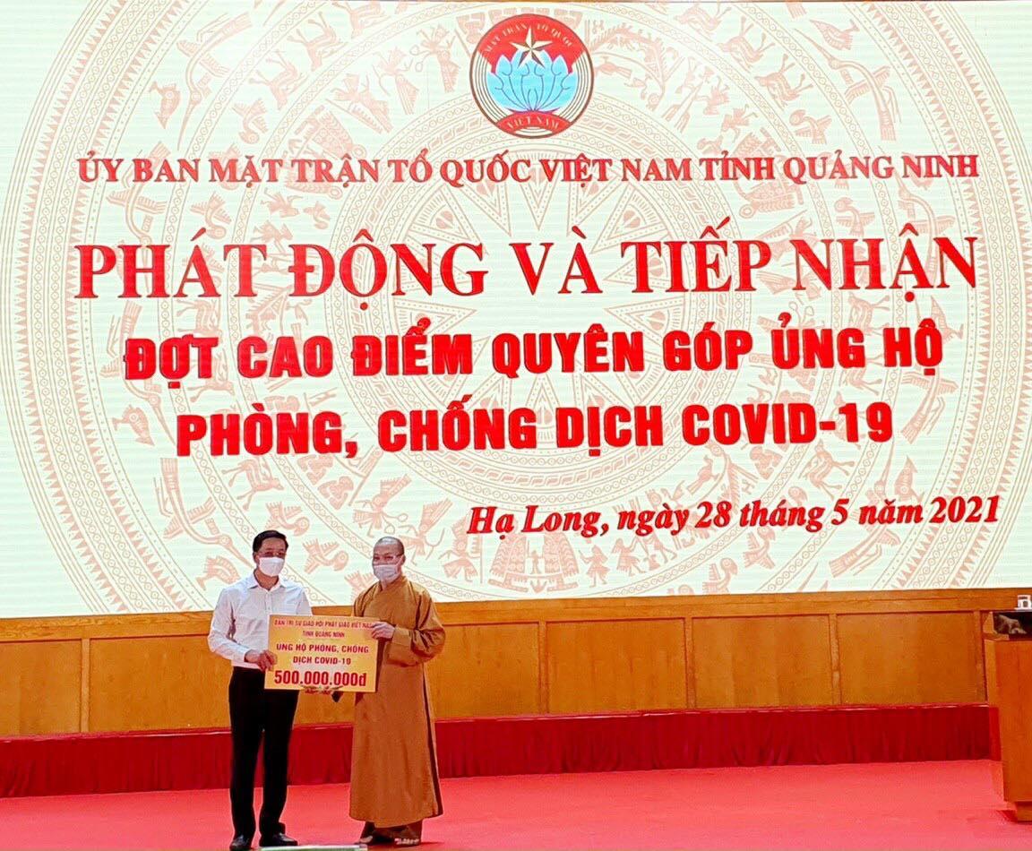 Thượng tọa Thích Thanh Lịch trao số tiền 500 triệu đồng ủng hộ phòng, chống dịch Covid-19