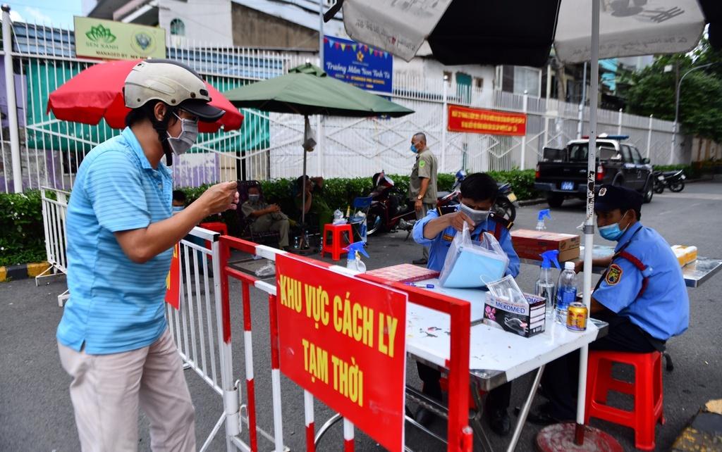 Một chung cư tại quận Tân Phú bị phong tỏa - Ảnh: Hoàng Giám Một chung cư tại quận Tân Phú bị phong tỏa - Ảnh: Hoàng Giám