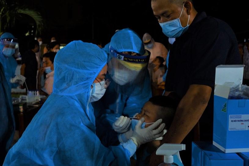 Nhân viên y tế lấy mẫu xét nghiệm cho người dân phường 9, quận Gò Vấp đêm 29-5 - Ảnh: HCDC Nhân viên y tế lấy mẫu xét nghiệm cho người dân phường 9, quận Gò Vấp đêm 29-5 - Ảnh: HCDC